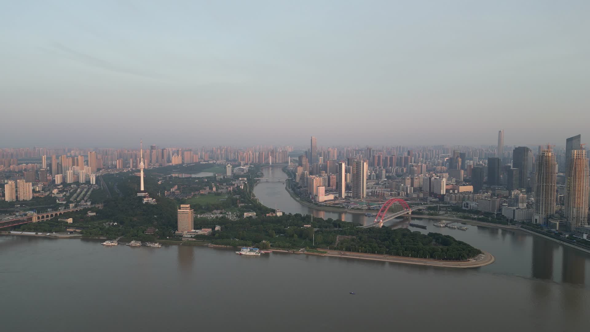 航拍湖北武汉长江汉江交汇处晴川大桥视频的预览图