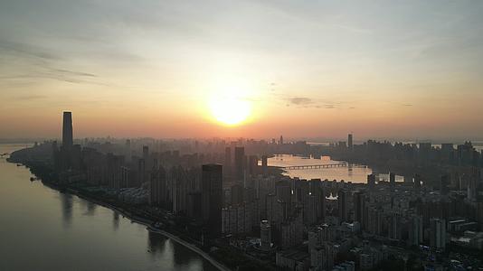 湖北武汉城市日出彩霞航拍视频的预览图