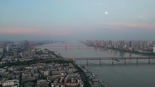湖北武汉长江大桥鹦鹉洲大桥清晨航拍视频的预览图
