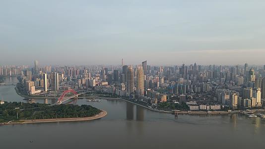 航拍湖北武汉长江汉江交汇处晴川大桥视频的预览图