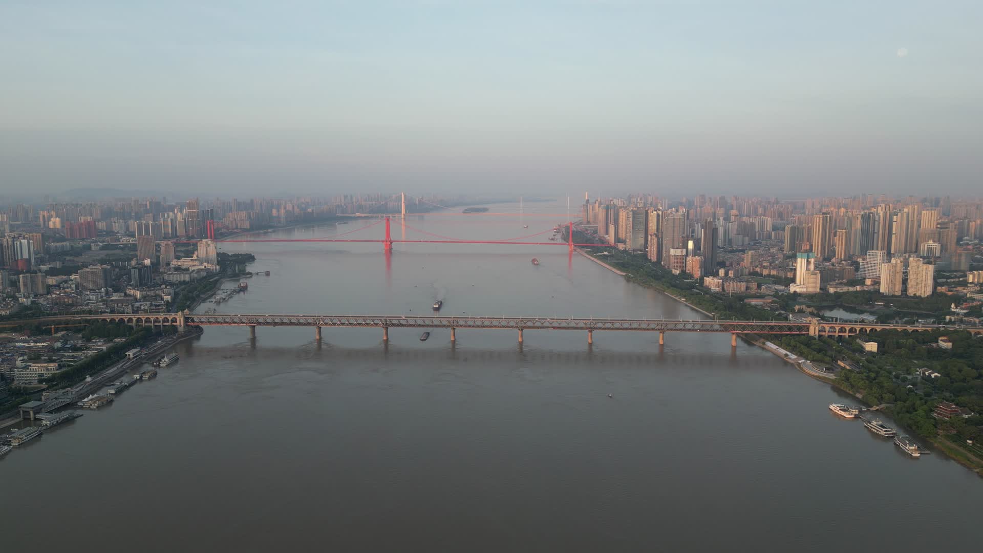 湖北武汉长江大桥鹦鹉洲大桥清晨航拍视频的预览图