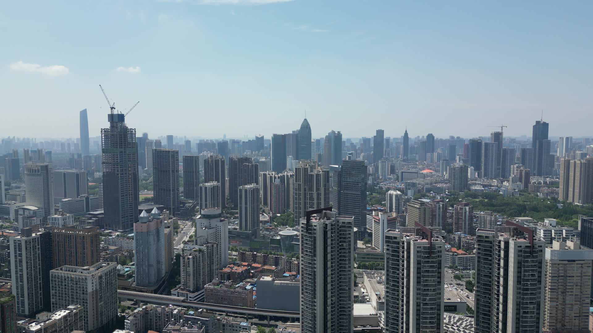 航拍武汉城市密集高楼建筑视频的预览图