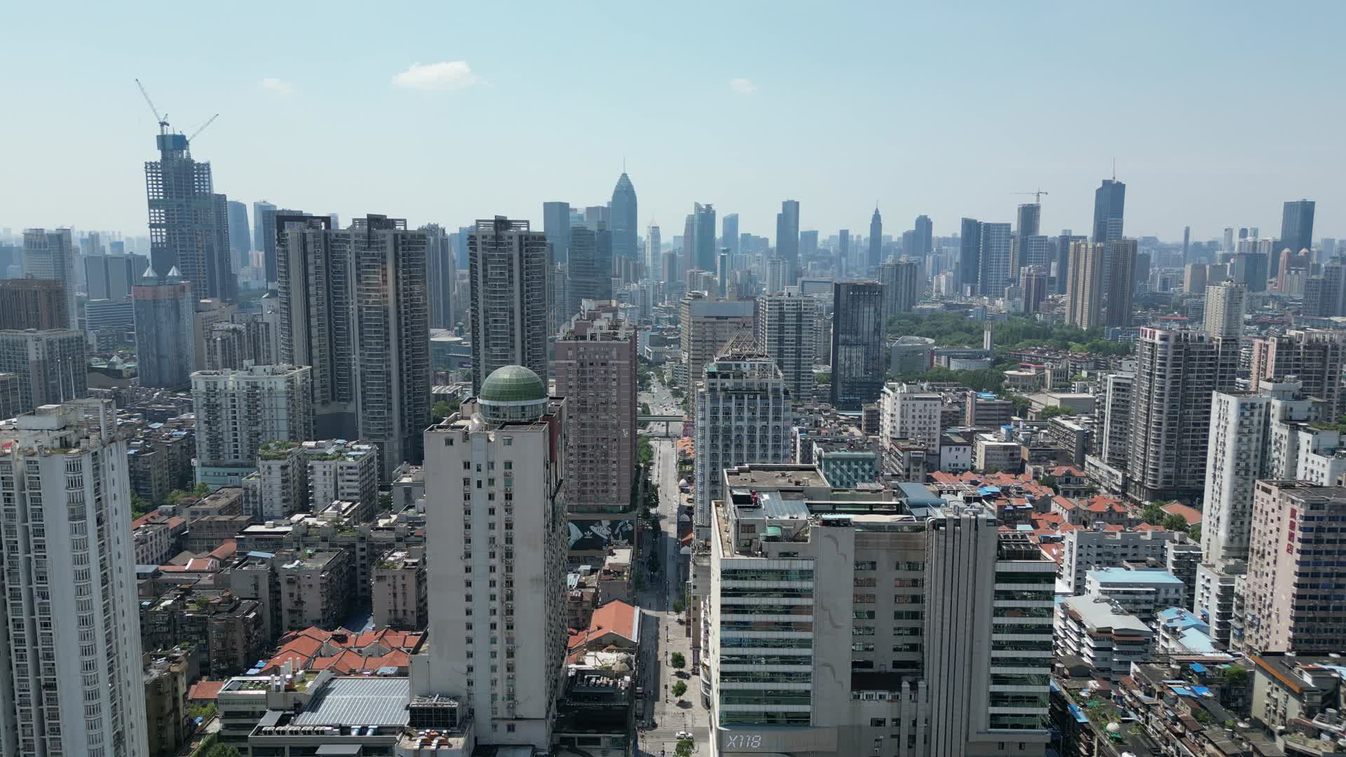航拍武汉江汉路步行街商业圈高楼建筑视频的预览图
