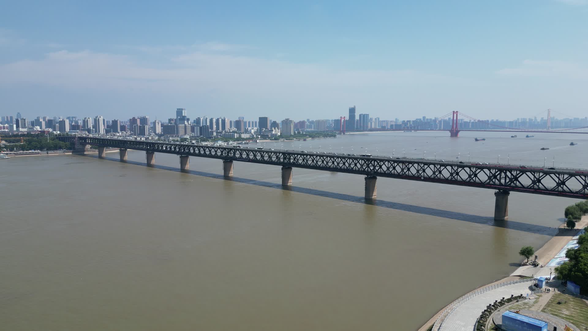航拍武汉长江大桥交通视频的预览图