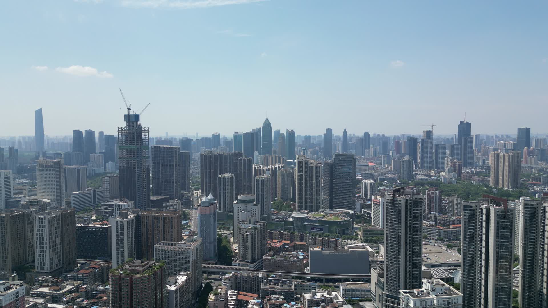 航拍武汉城市密集高楼建筑视频的预览图