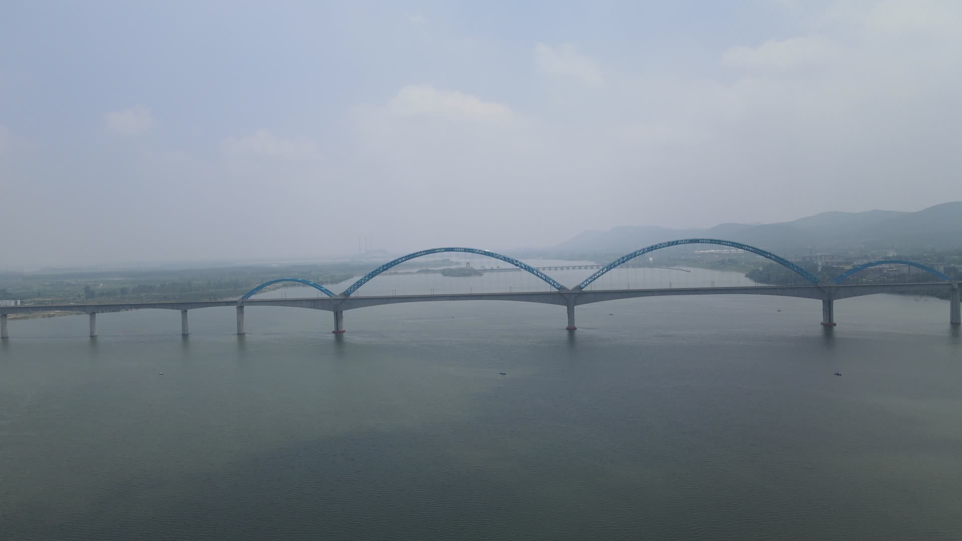 航拍湖北襄阳跨越汉江铁路大桥视频的预览图