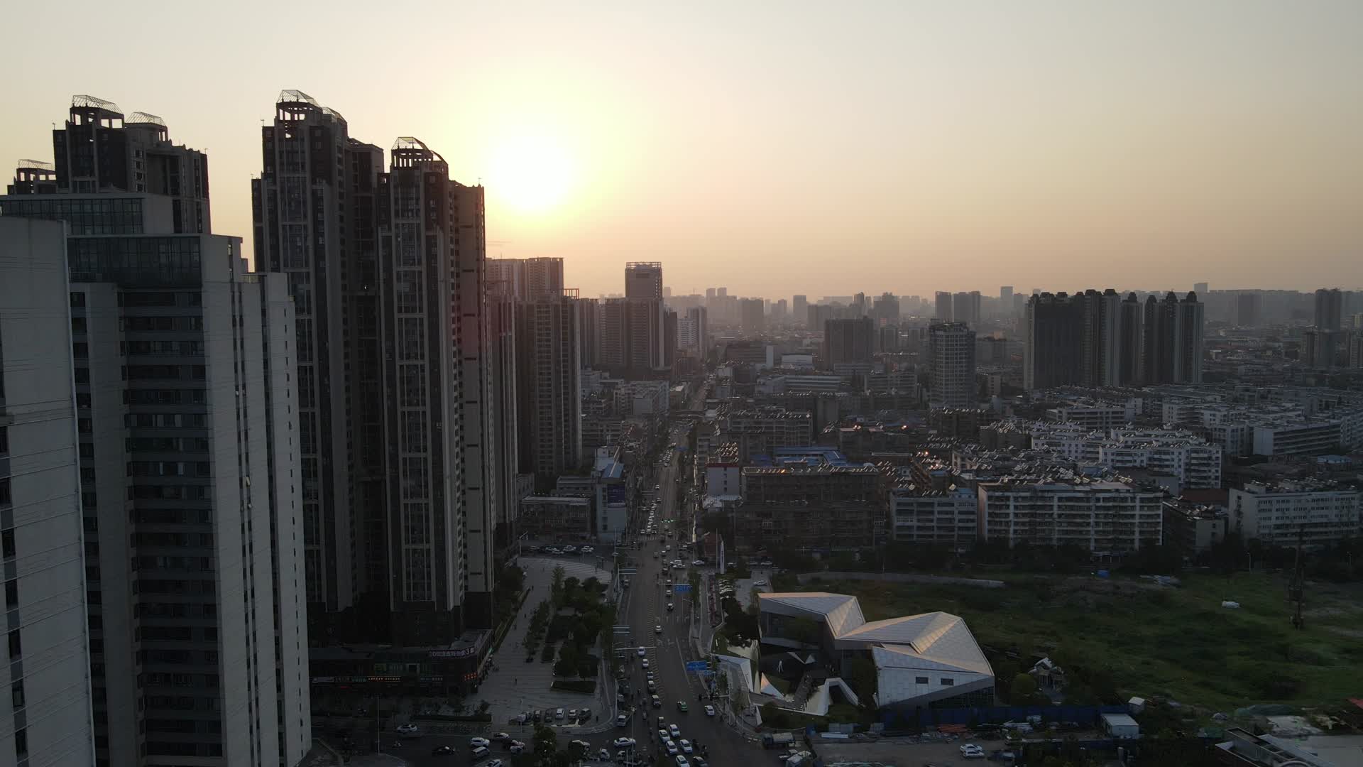 航拍湖北襄阳城市交通视频的预览图