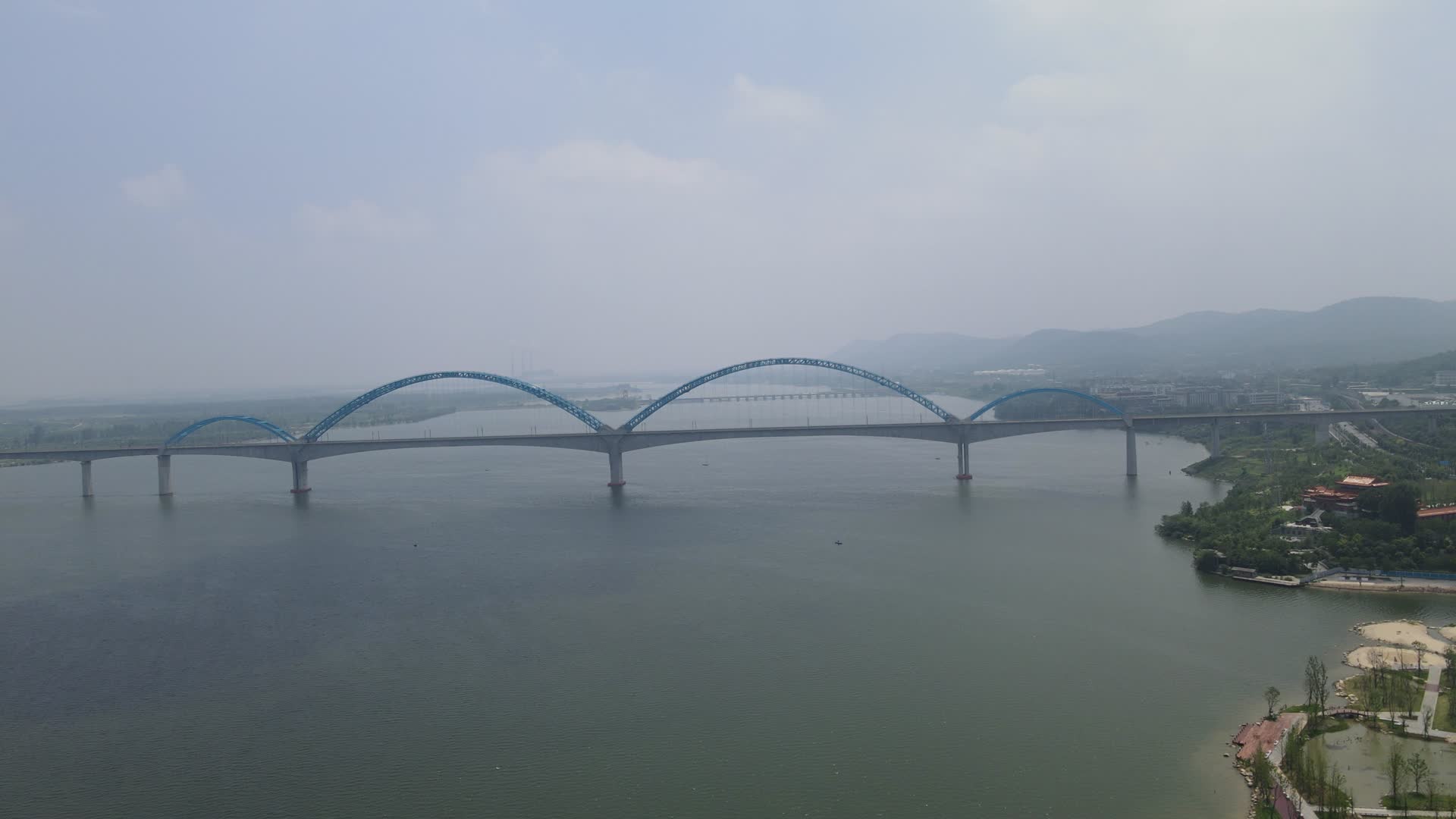 航拍湖北襄阳跨越汉江铁路大桥视频的预览图