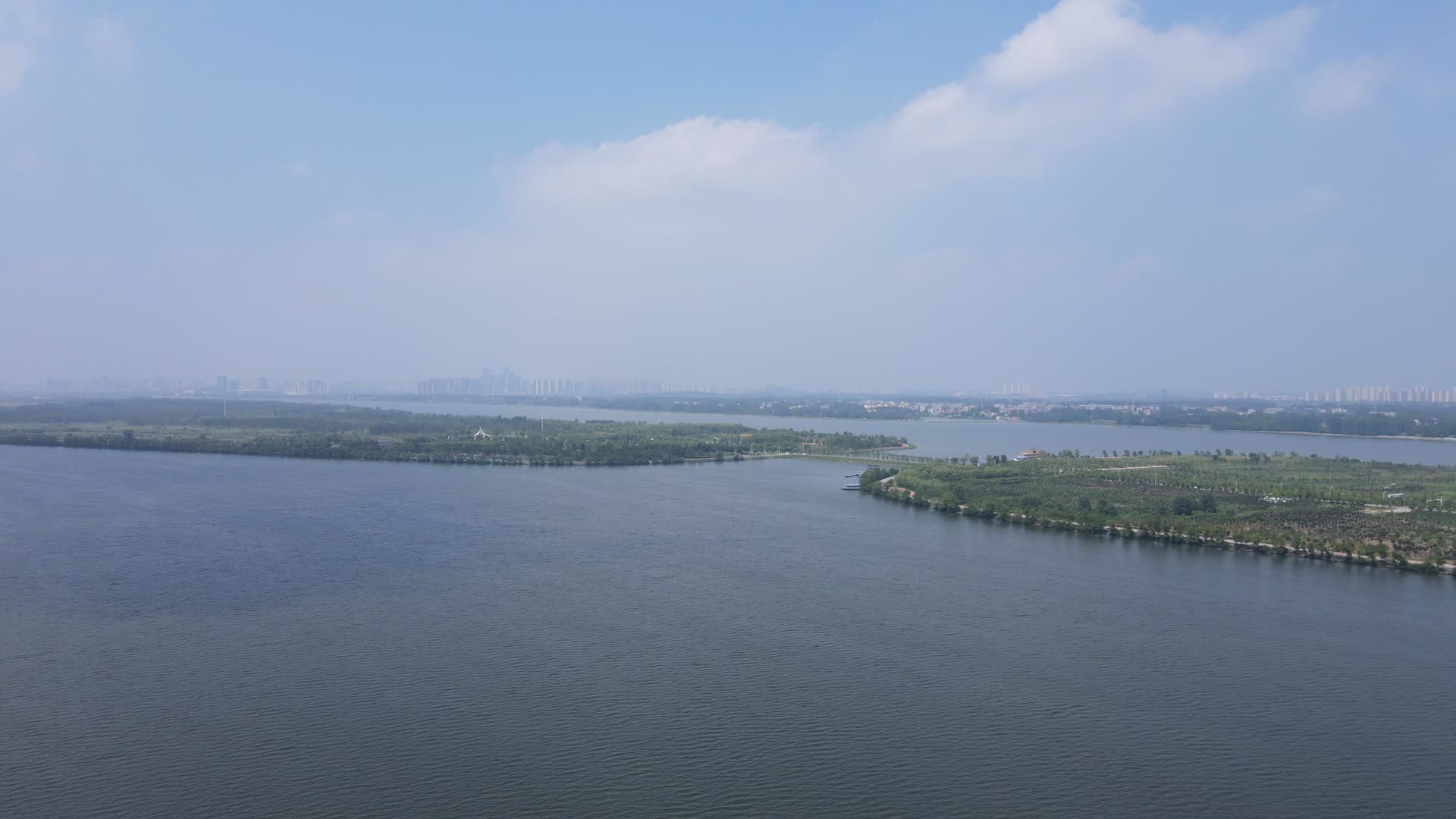 航拍湖北襄阳汉江风光视频的预览图