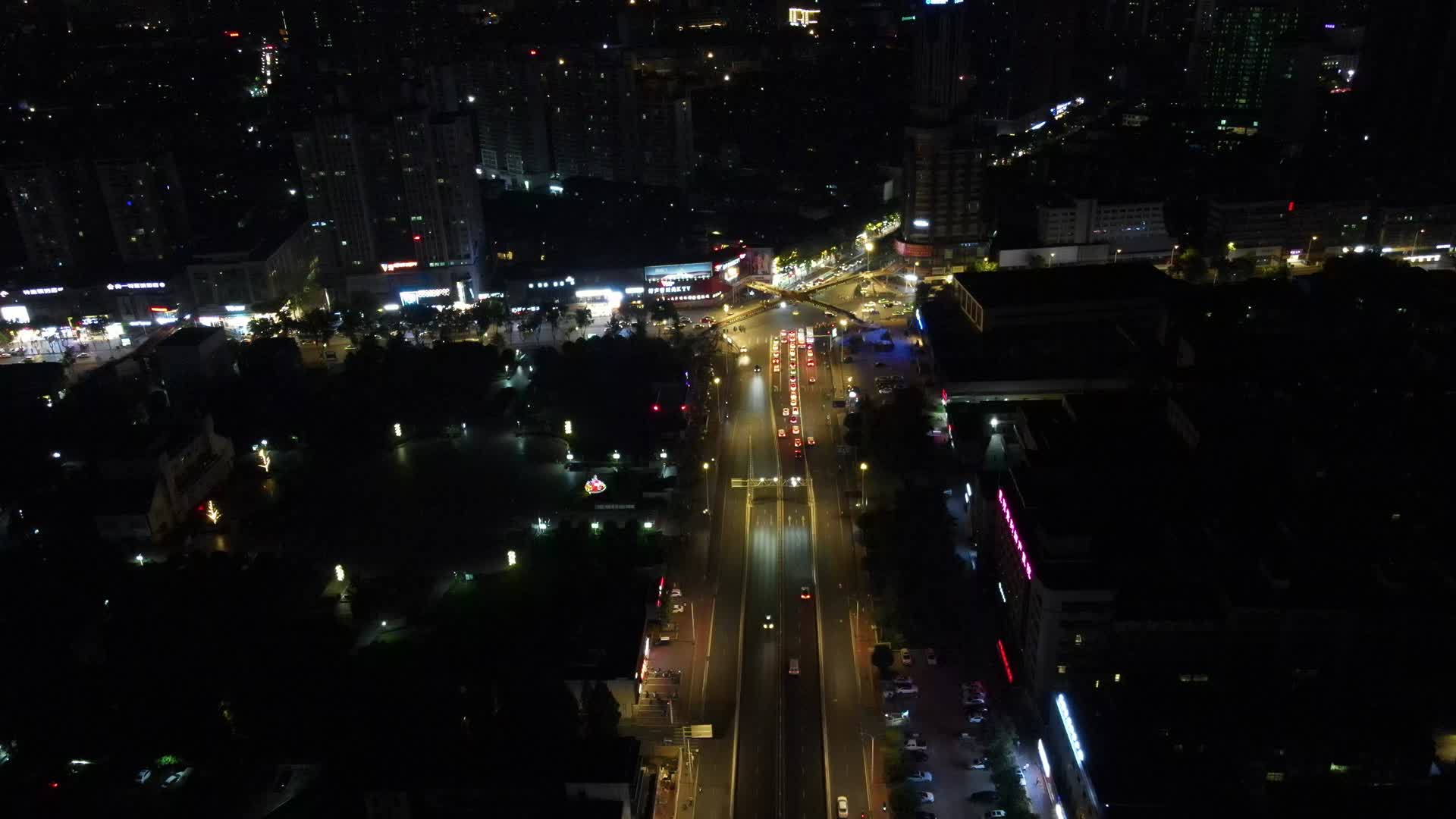 航拍湖北襄阳城市夜景交通视频的预览图