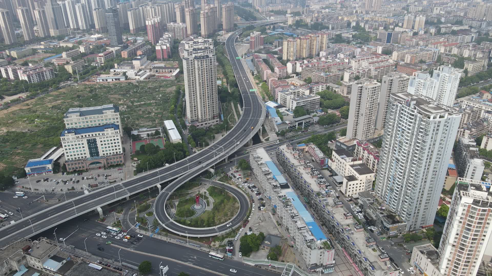 航拍湖北襄阳城市高架立交桥视频的预览图