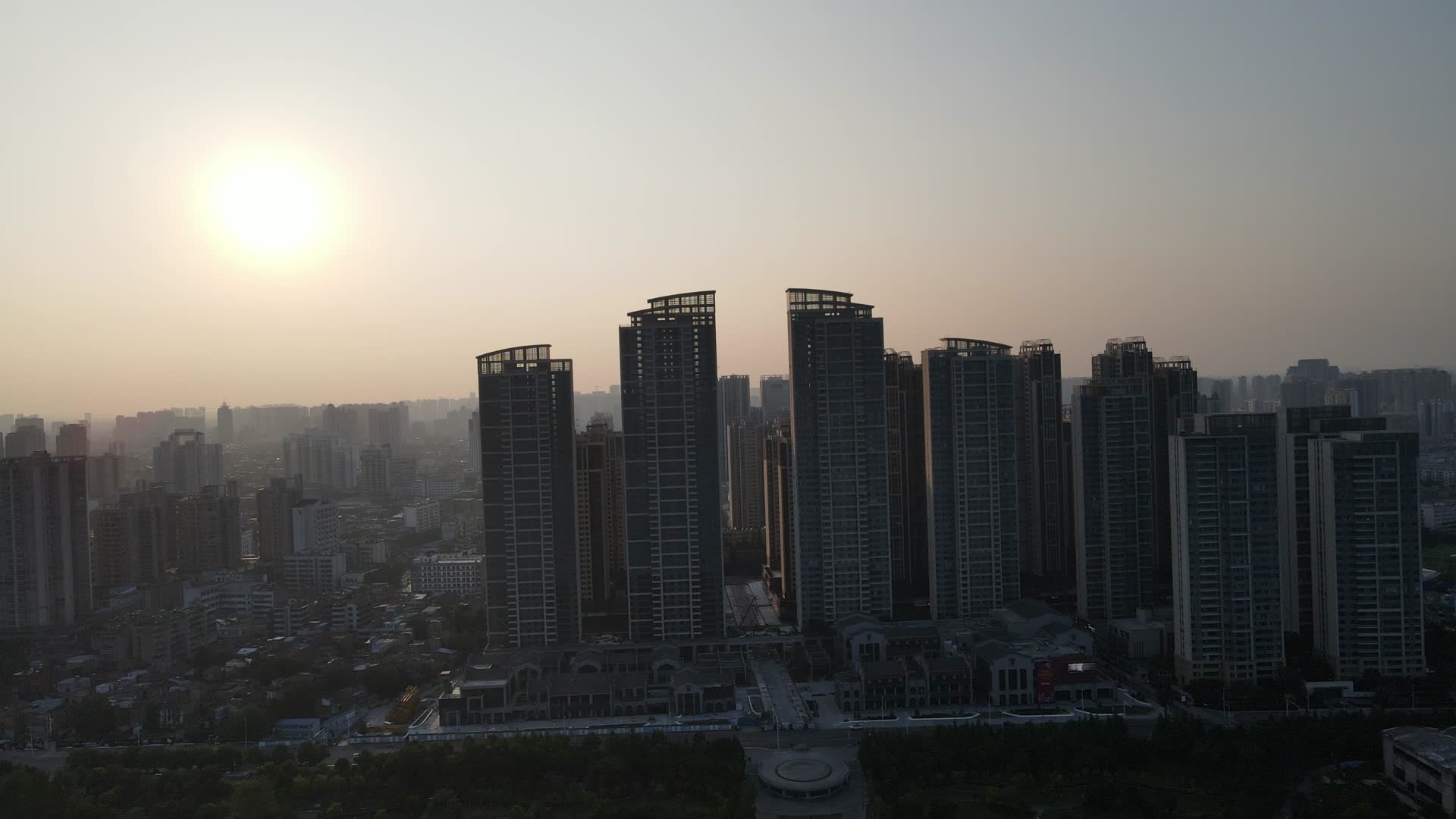 航拍城市夕阳交通高楼车辆视频的预览图
