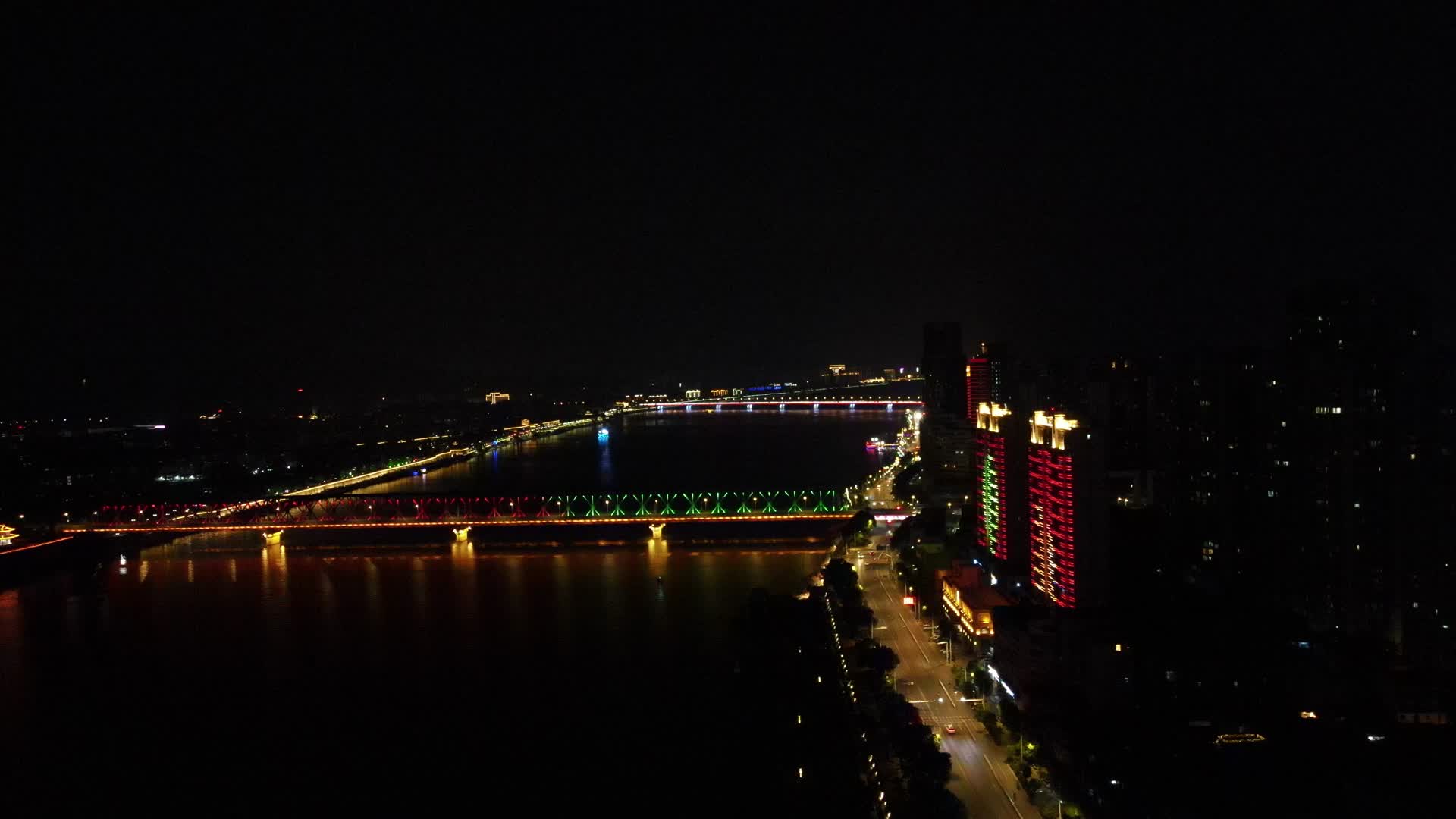航拍湖北襄阳汉江两岸夜景灯光视频的预览图