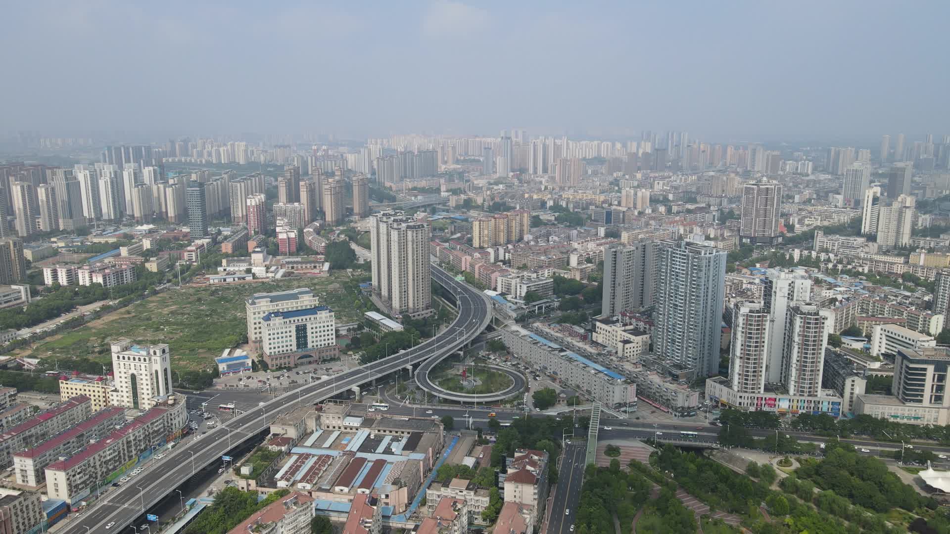 航拍湖北襄阳城市高架立交桥视频的预览图
