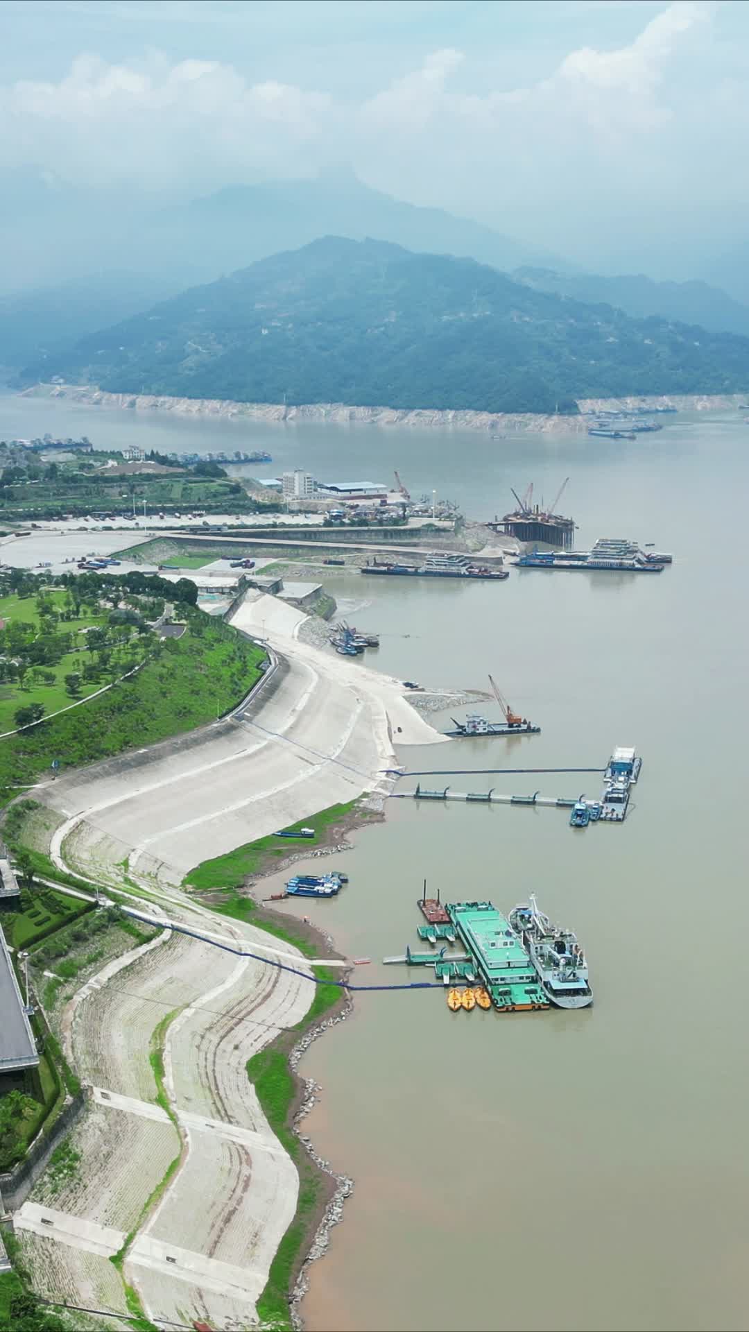 航拍长江三峡轮渡码头视频的预览图