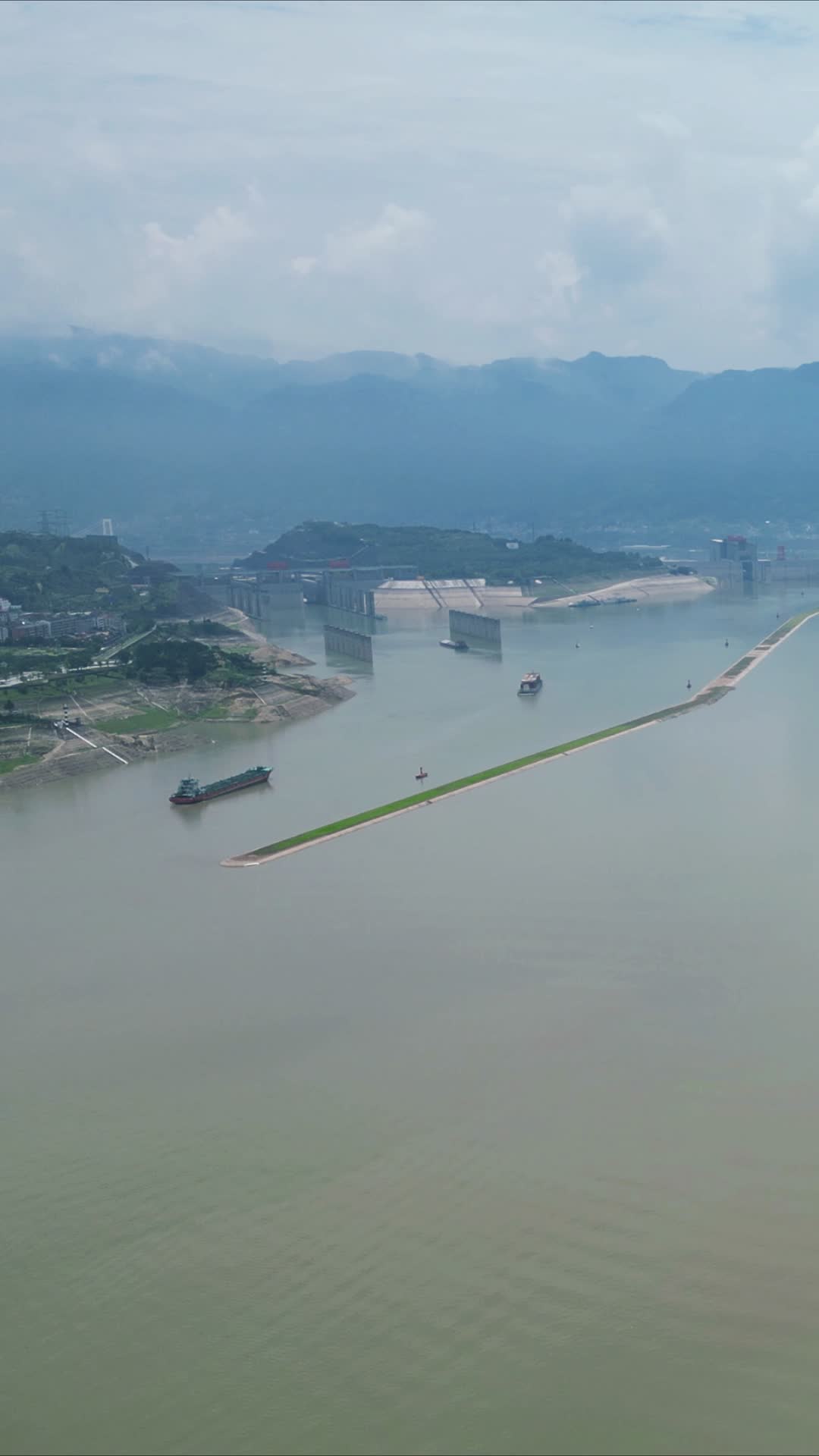 航拍长江三峡轮渡码头视频的预览图