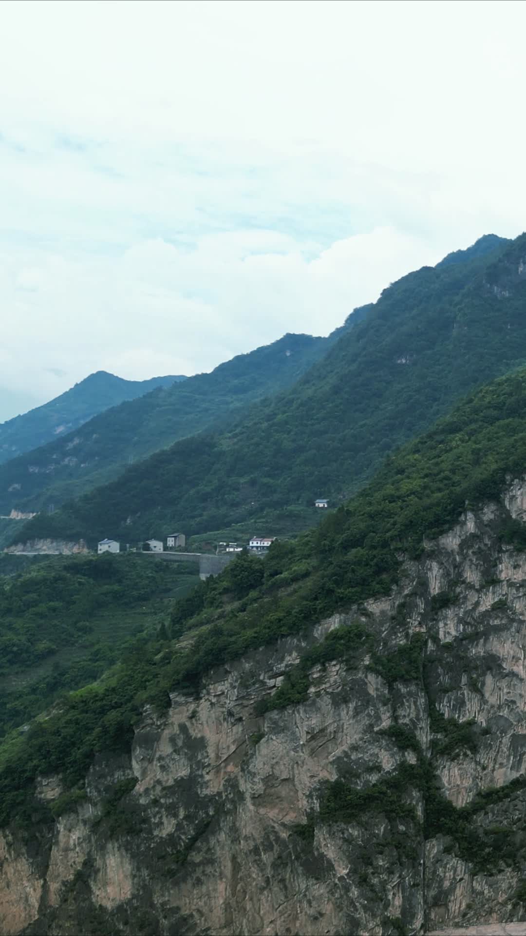航拍长江三峡牛肝马肺峡视频的预览图