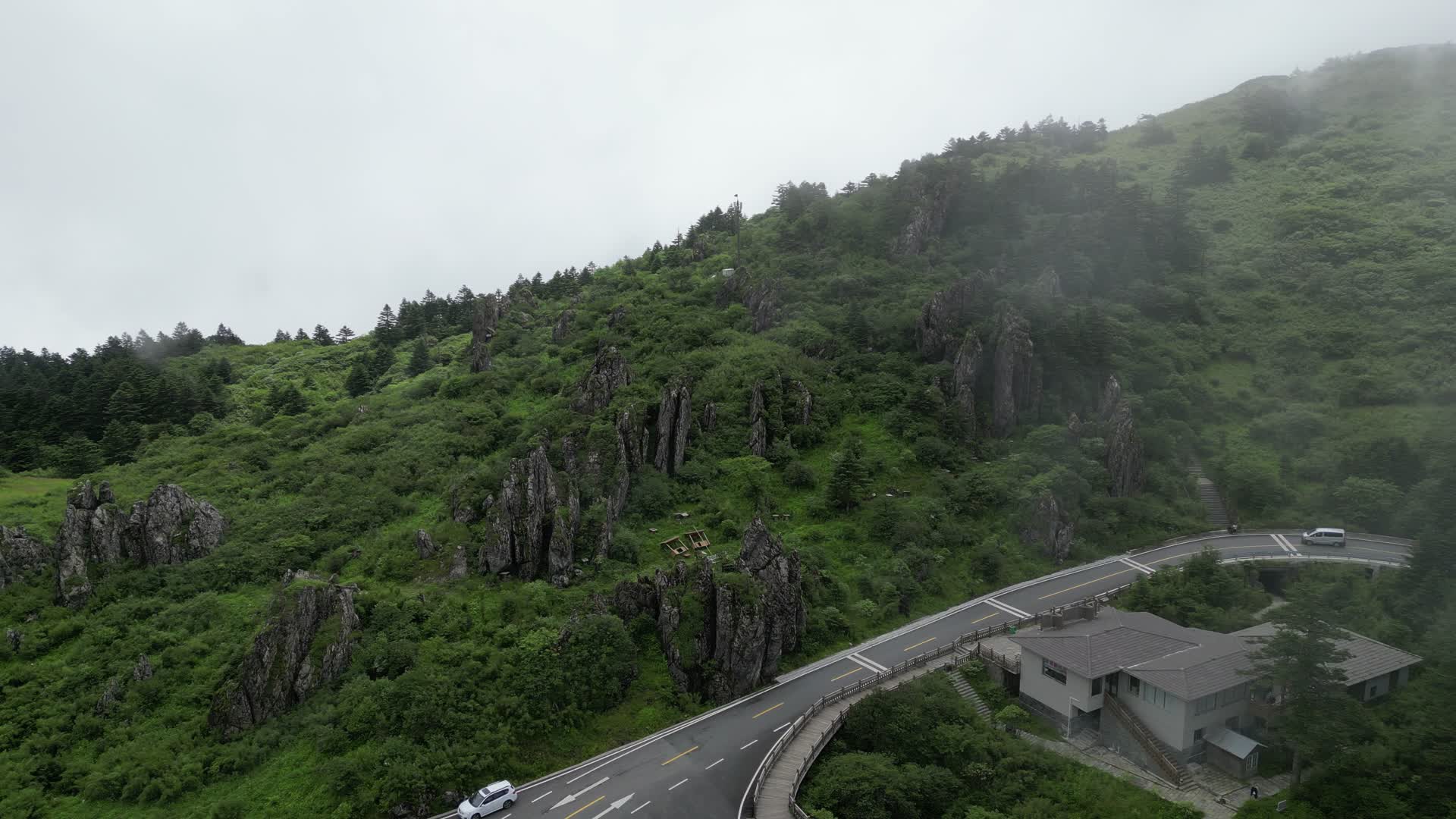 航拍湖北神农架神农顶景区盘山公路视频的预览图