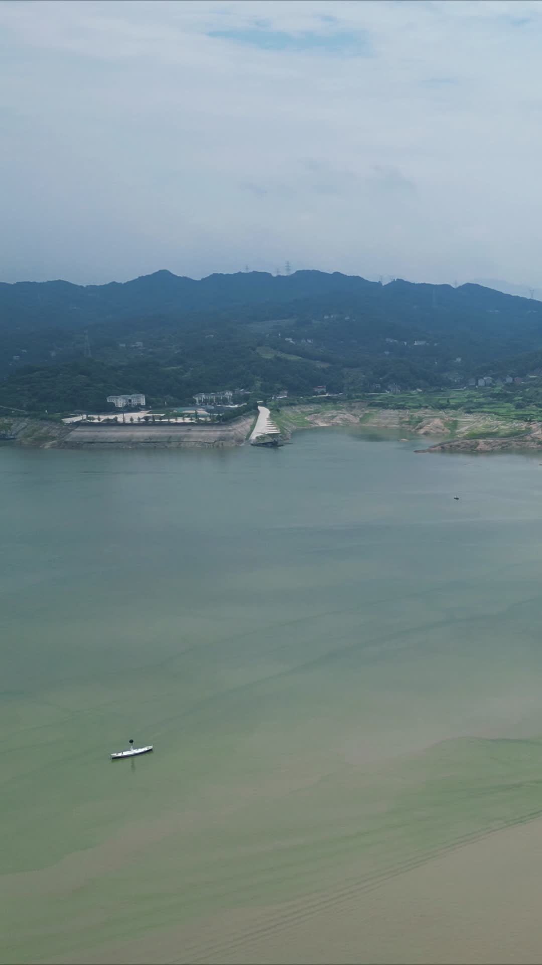 航拍雄伟壮观长江三峡风光视频的预览图
