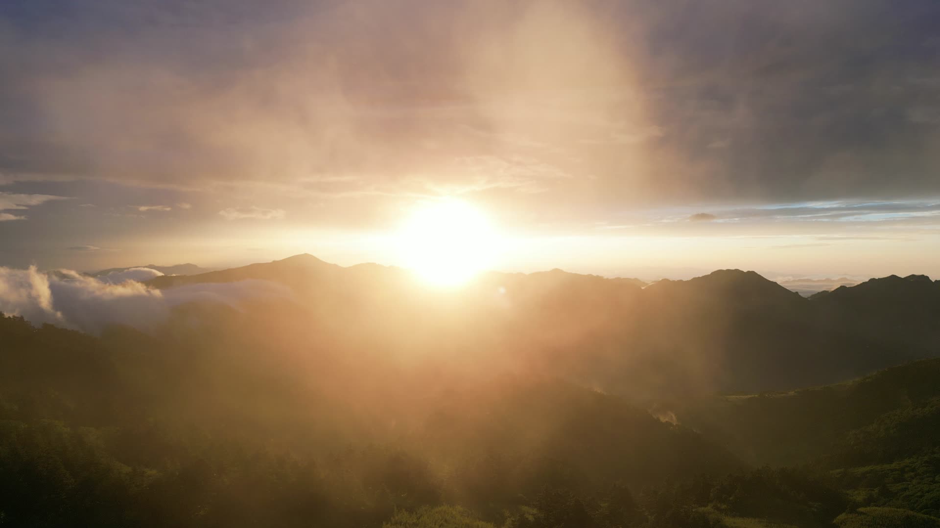 航拍神农架神农顶景区日落夕阳视频的预览图