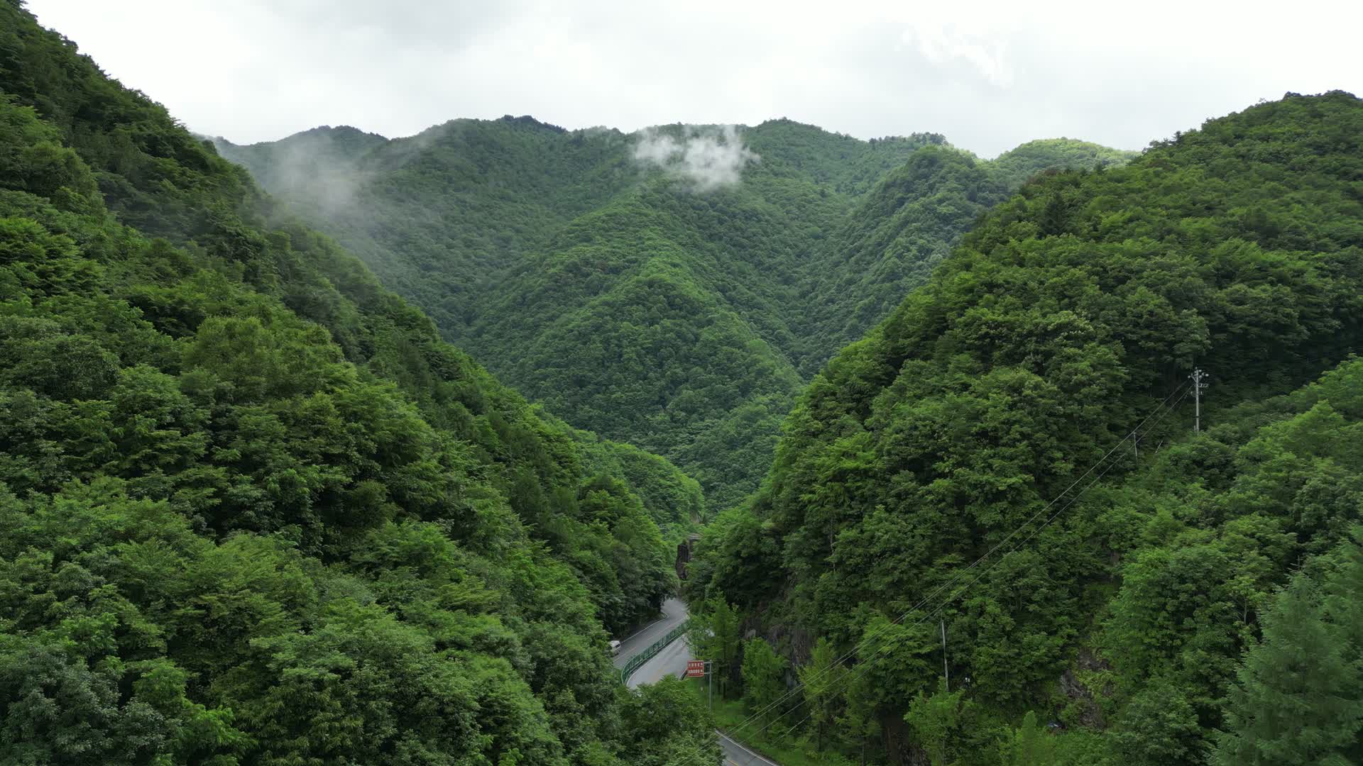航拍雄伟大山森林自然风光视频的预览图