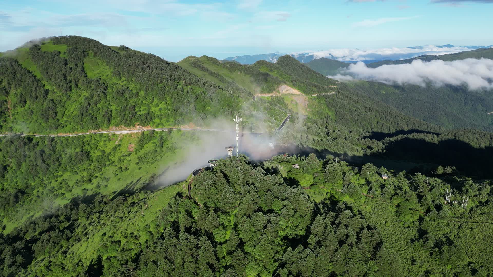 航拍湖北神农顶景区华中第一哨迷雾视频的预览图