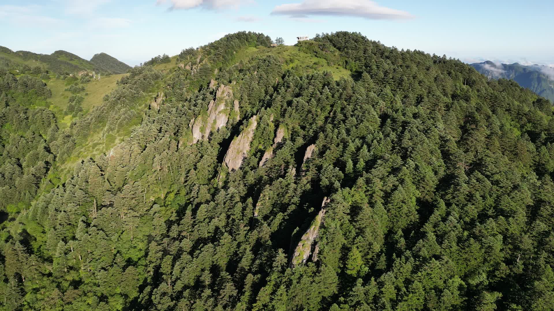 航拍湖北神农架大山石林视频的预览图