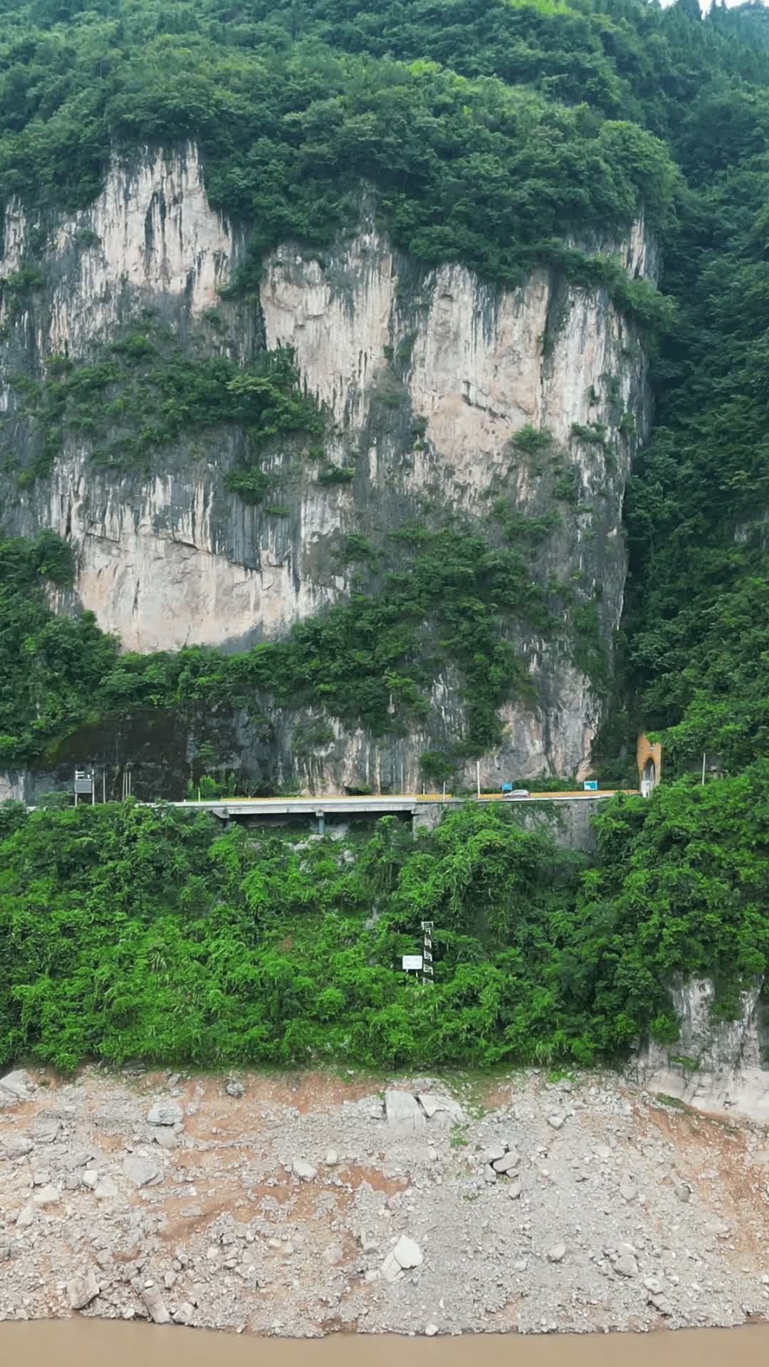 航拍雄伟壮观长江三峡风光视频的预览图