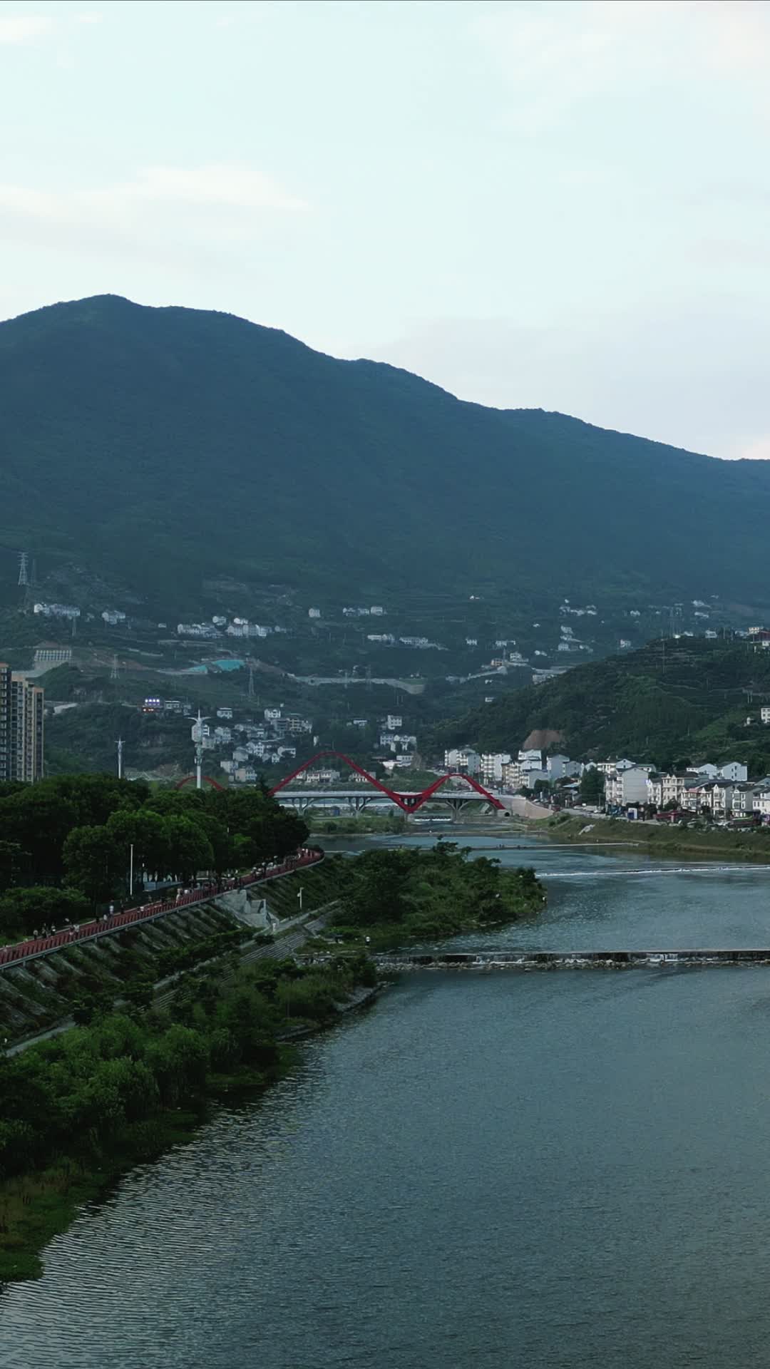 湖北新山县城市建设竖屏航拍视频的预览图