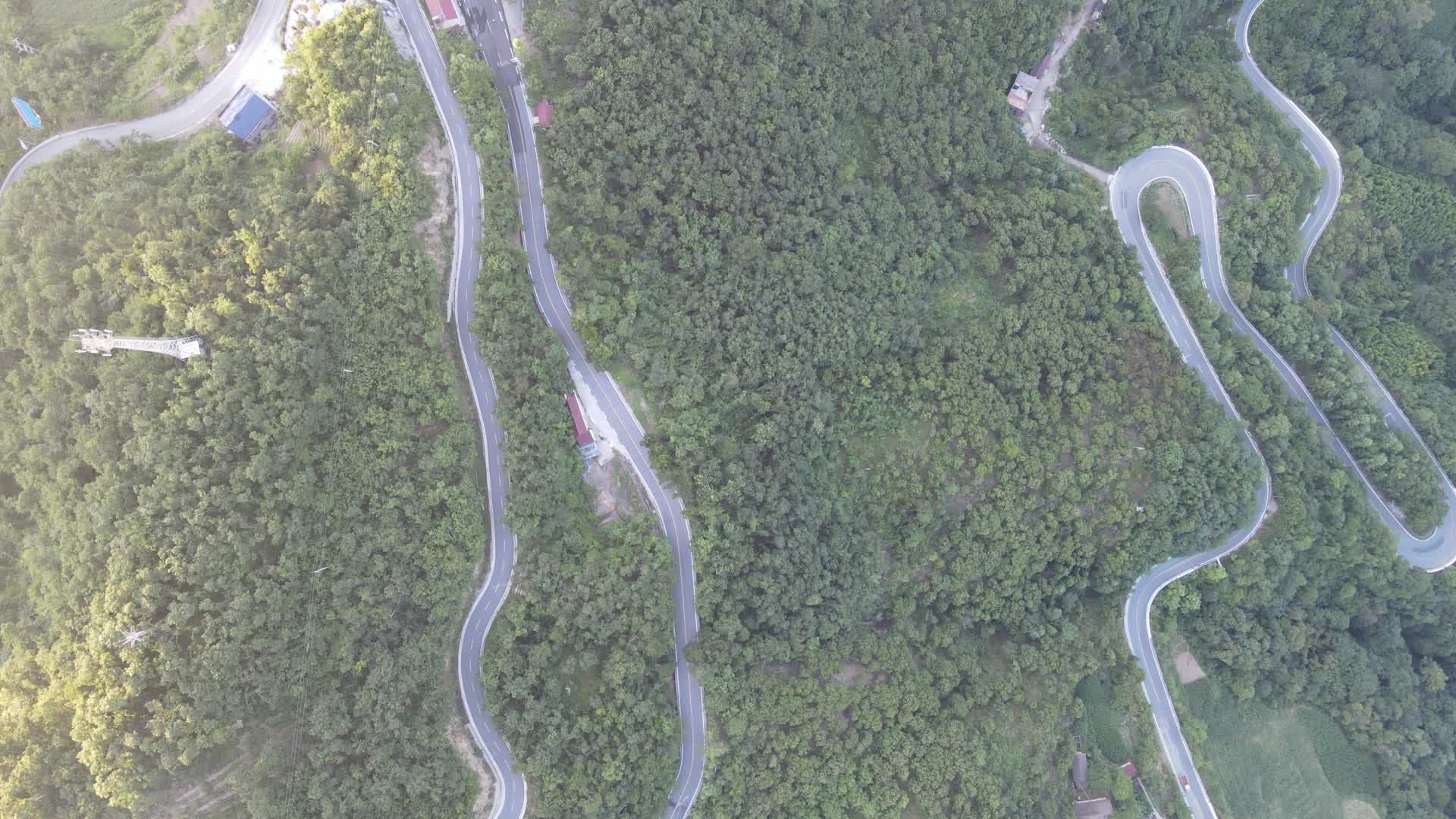 航拍蜿蜒盘山公路道路交通视频的预览图
