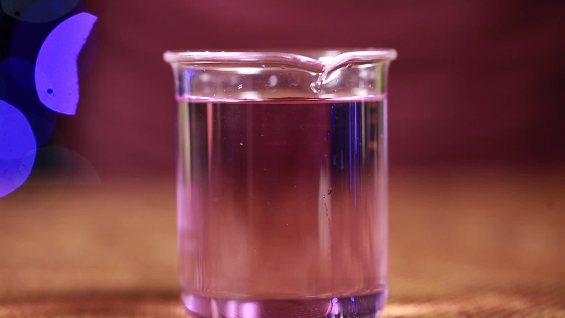 镜头合集烧杯中花青素酸碱变色实验视频的预览图