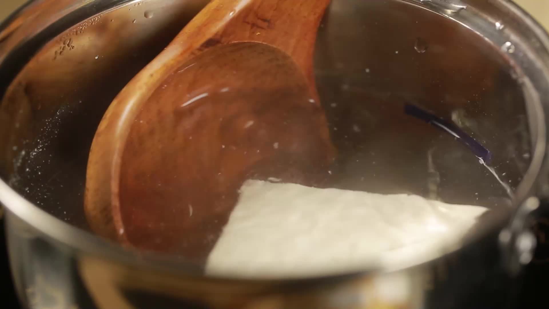 镜头合集清水炖豆腐煮豆腐视频的预览图
