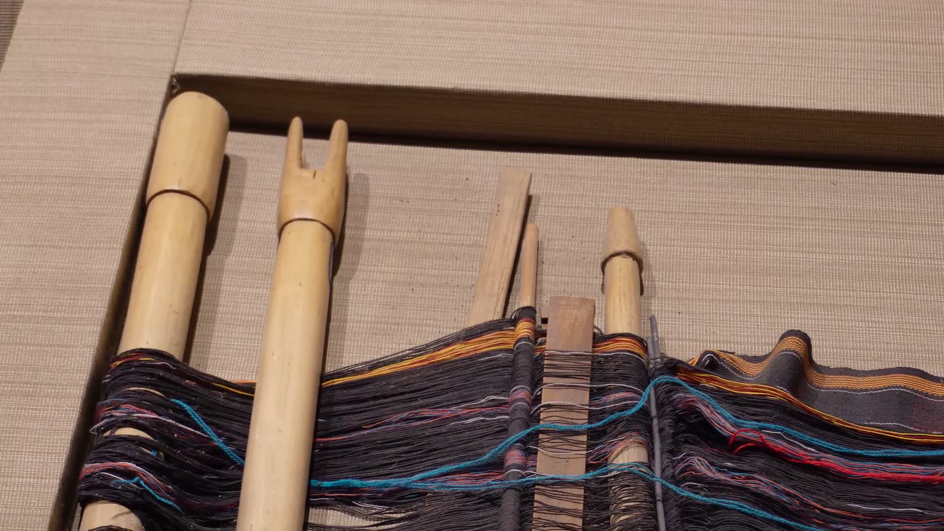 镜头合集梭子飞梭织布机麻布棉麻古人纺织视频的预览图
