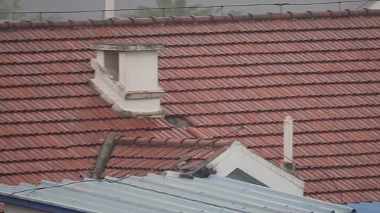 镜头合集瓦片房顶屋顶顶层复式太阳能热水器视频的预览图