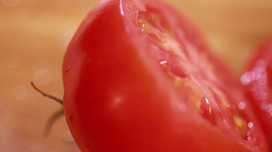 镜头合集特写切开的番茄西红柿视频的预览图