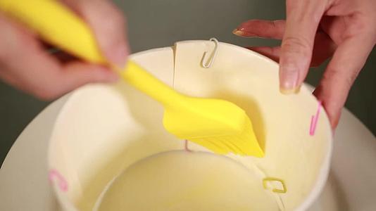 镜头合集纸壳模具刷油烤蛋糕视频的预览图