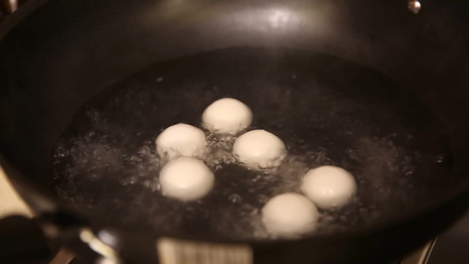 镜头合集正月十五妈妈用铁锅煮元宵视频的预览图