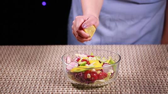 镜头合集自制健康沙拉酱制作沙拉视频的预览图