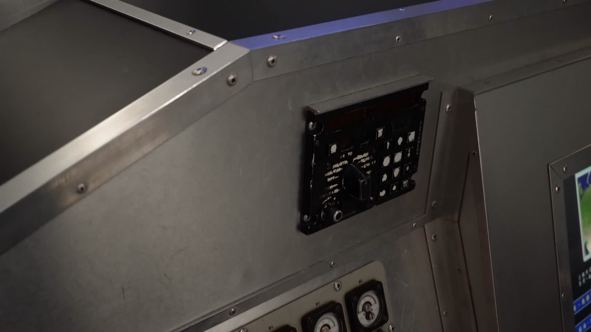 飞机操作面板测控仪器视频的预览图