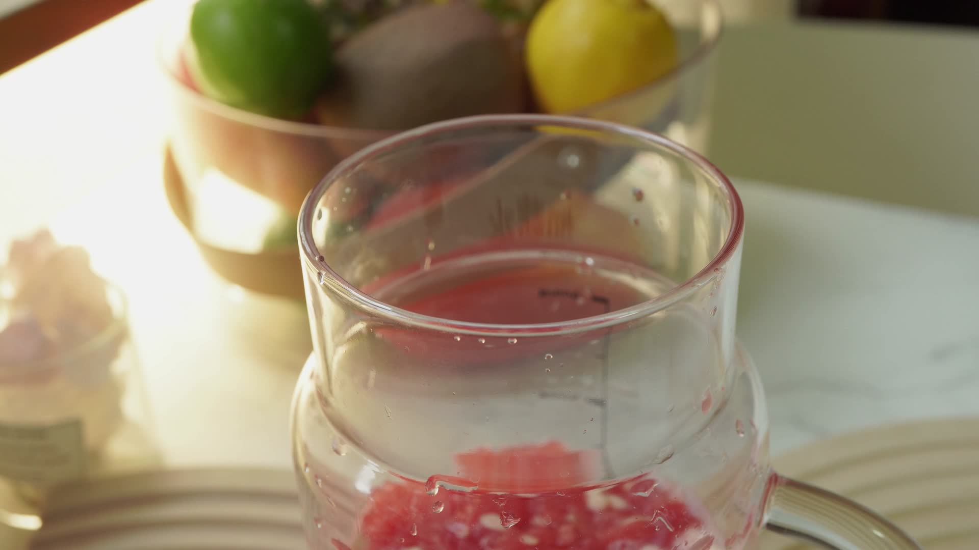 西瓜汁加入冰块柠檬茶果茶视频的预览图