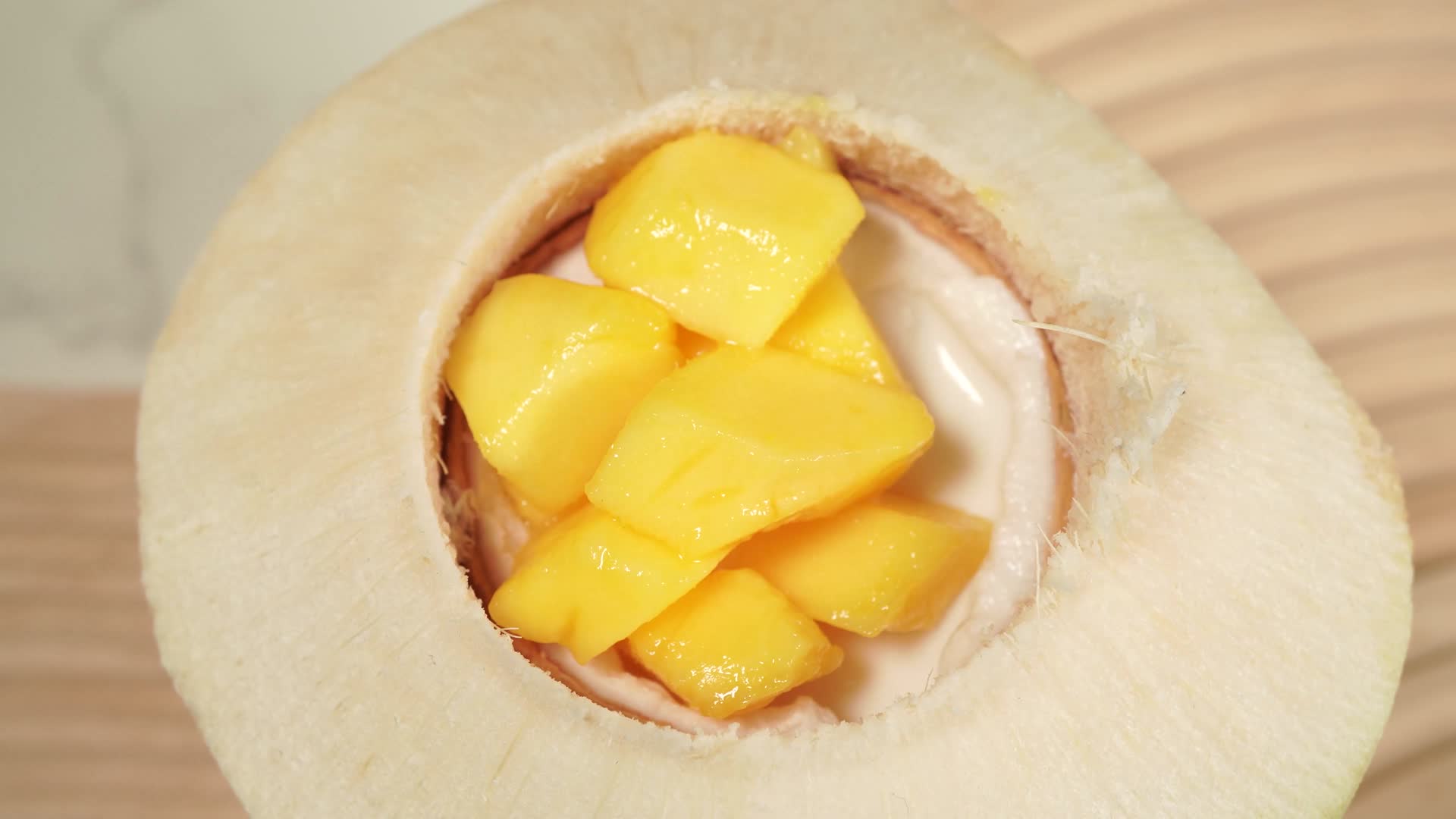 椰子冻加入芒果椰子片视频的预览图