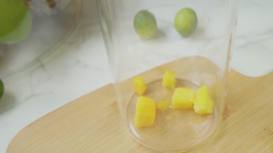饮料瓶加入芒果果粒视频的预览图