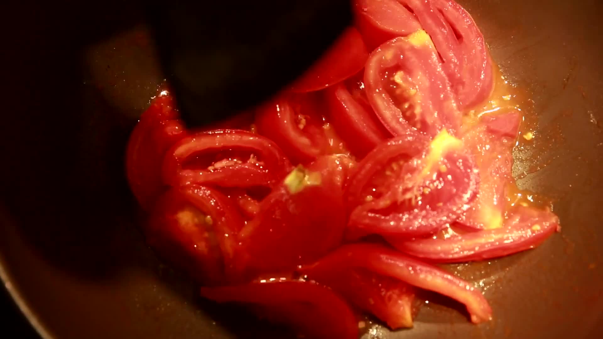 镜头合集炒制西红柿制作番茄底料视频的预览图