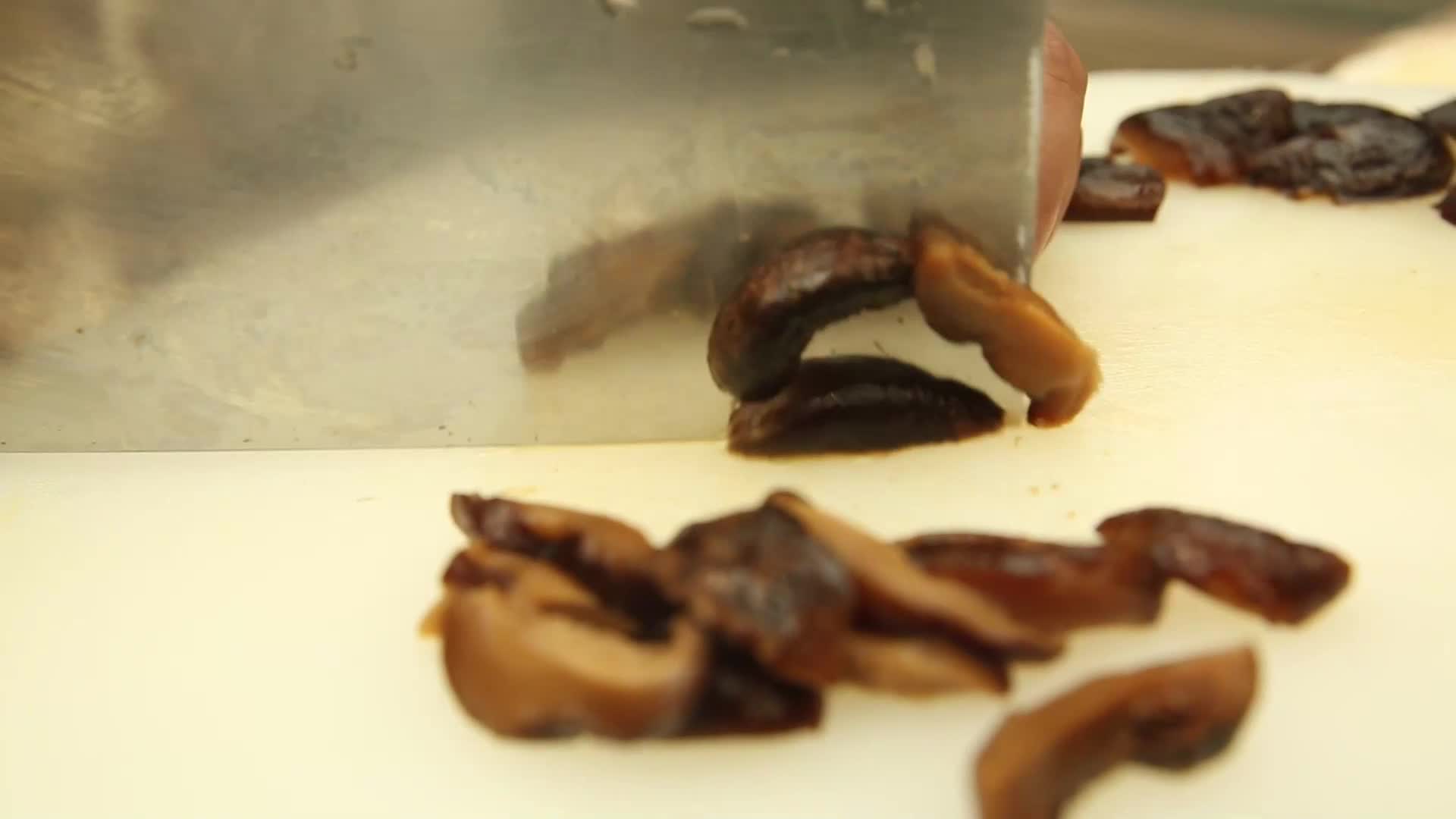 镜头合集厨师切口蘑香菇草菇各种蘑菇视频的预览图