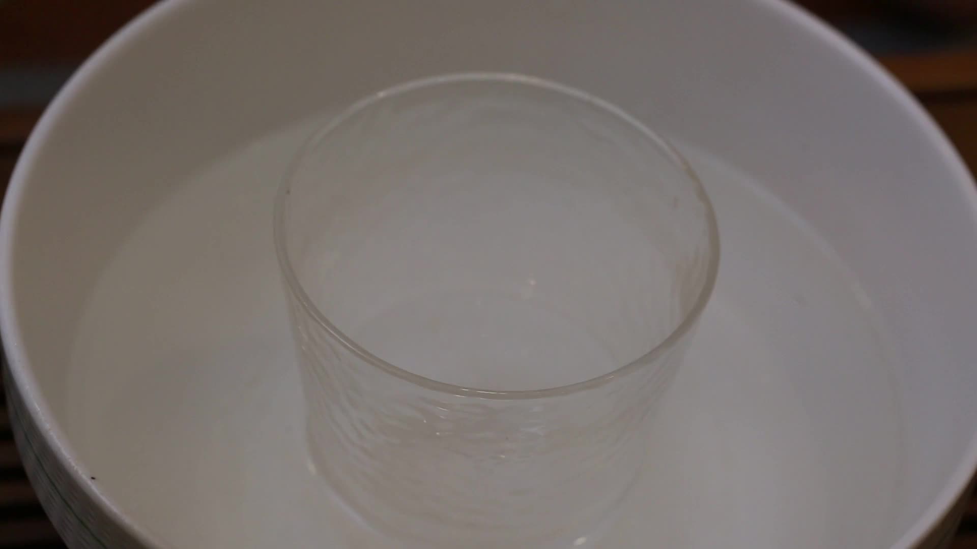 镜头合集茶道沏茶器具玻璃杯涮茶视频的预览图
