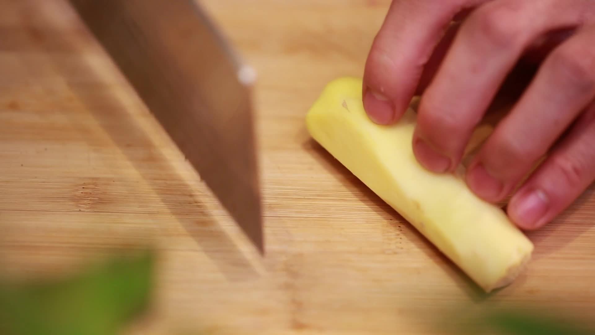 镜头合集厨师切生姜片视频的预览图