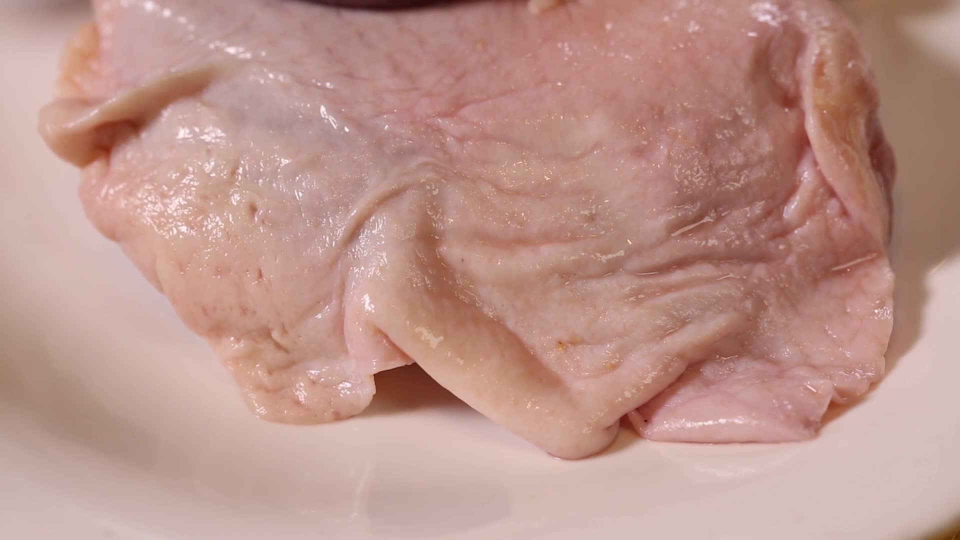 镜头合集厨师切鸭腿鸭肉视频的预览图