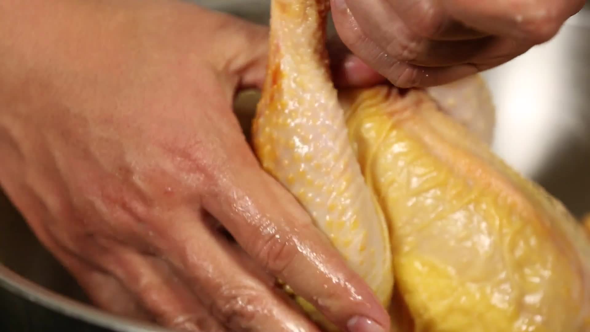 镜头合集搓洗三黄鸡视频的预览图