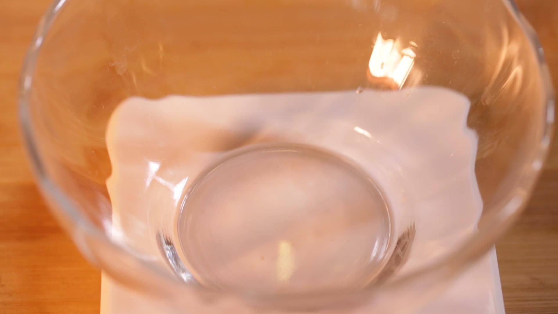 镜头合集玻璃碗厨房秤称豆芽重量视频的预览图