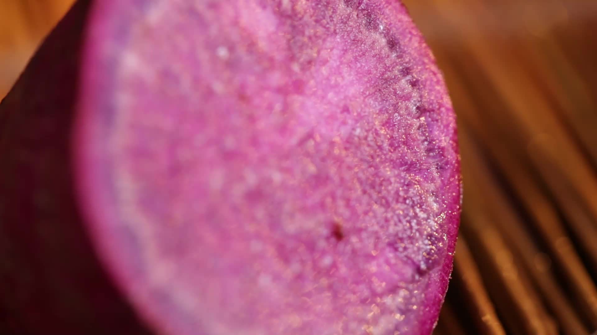 镜头合集厨师切紫薯粗粮视频的预览图
